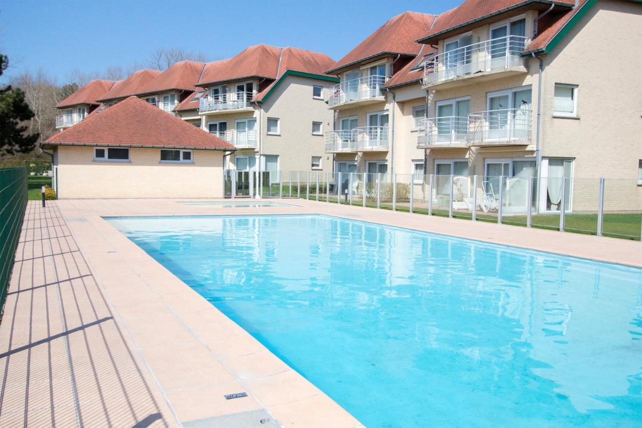 Holiday Suites Де Хаан Екстериор снимка