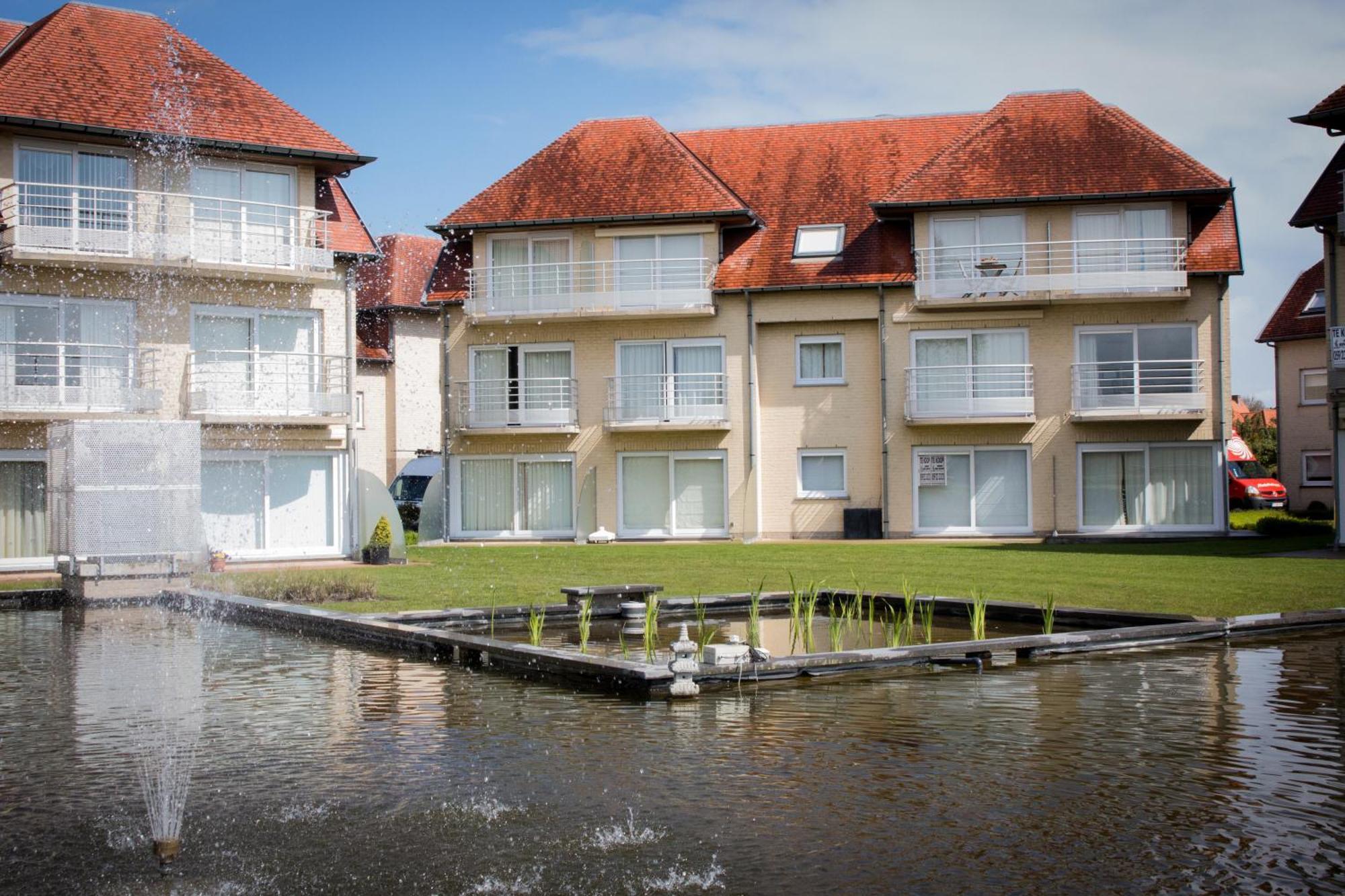 Holiday Suites Де Хаан Екстериор снимка