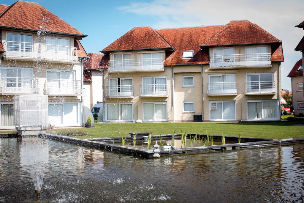 Holiday Suites Де Хаан Екстериор снимка