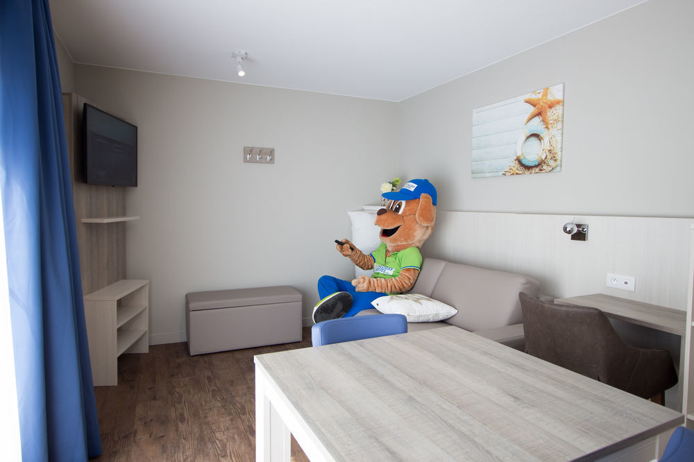 Holiday Suites Де Хаан Екстериор снимка