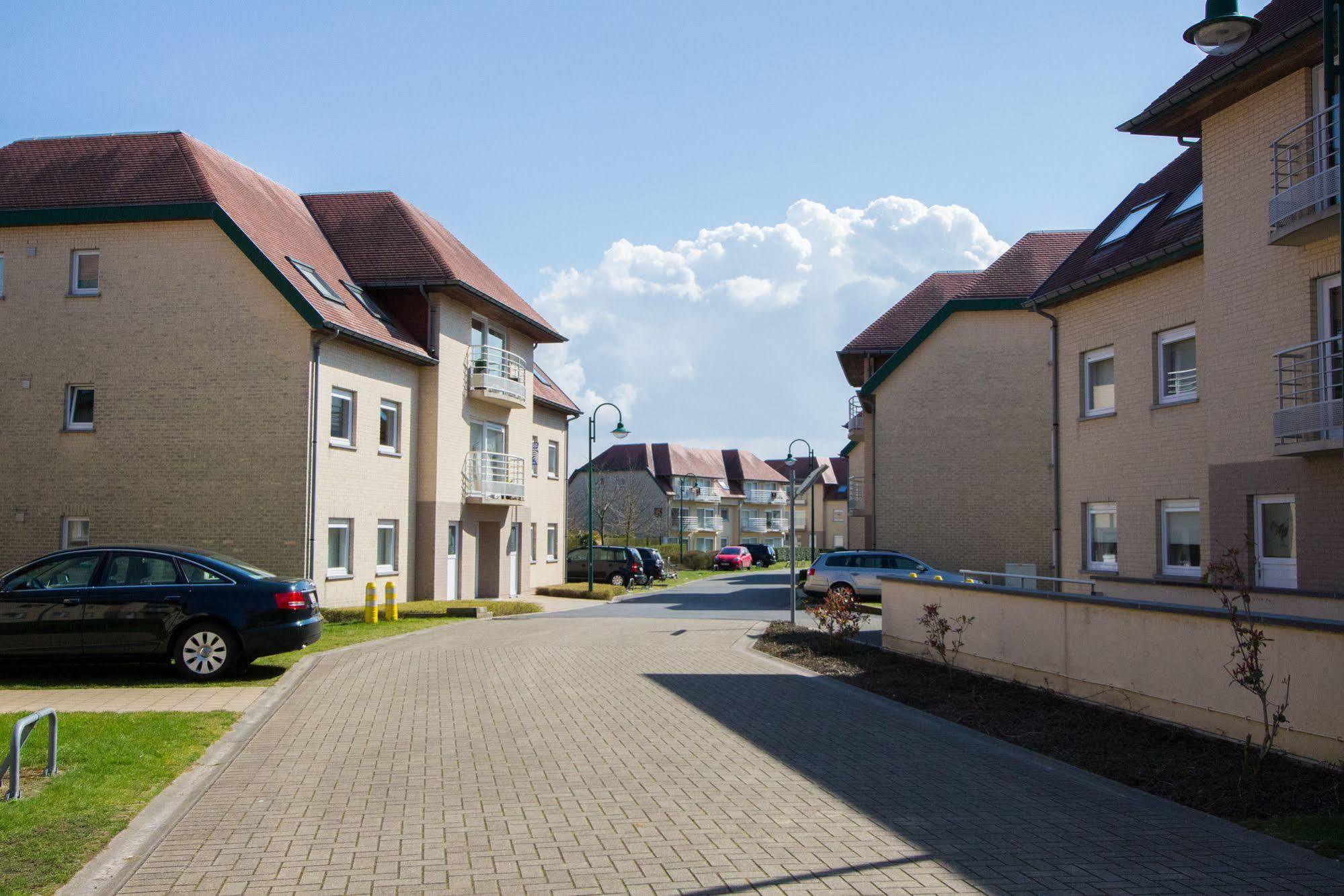 Holiday Suites Де Хаан Екстериор снимка