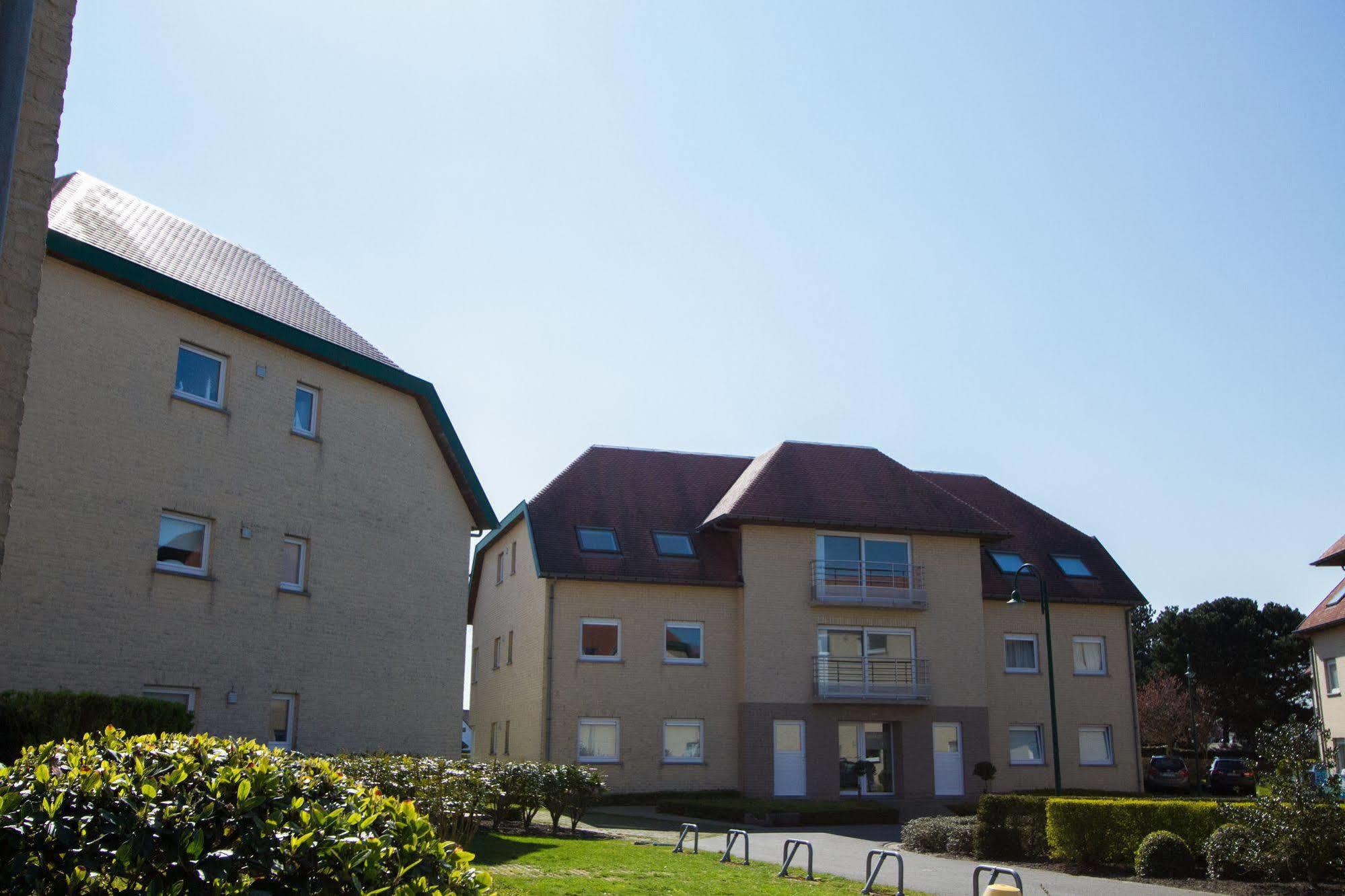 Holiday Suites Де Хаан Екстериор снимка