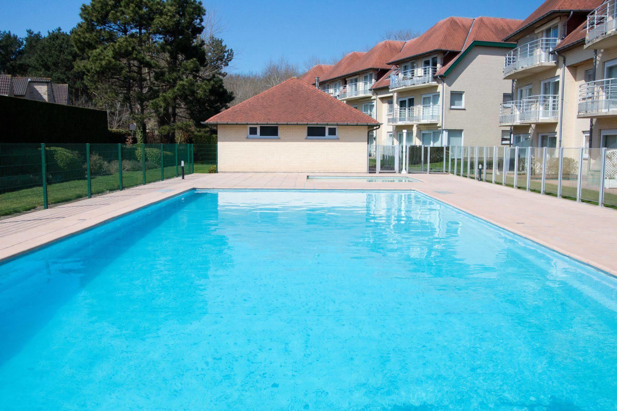 Holiday Suites Де Хаан Екстериор снимка