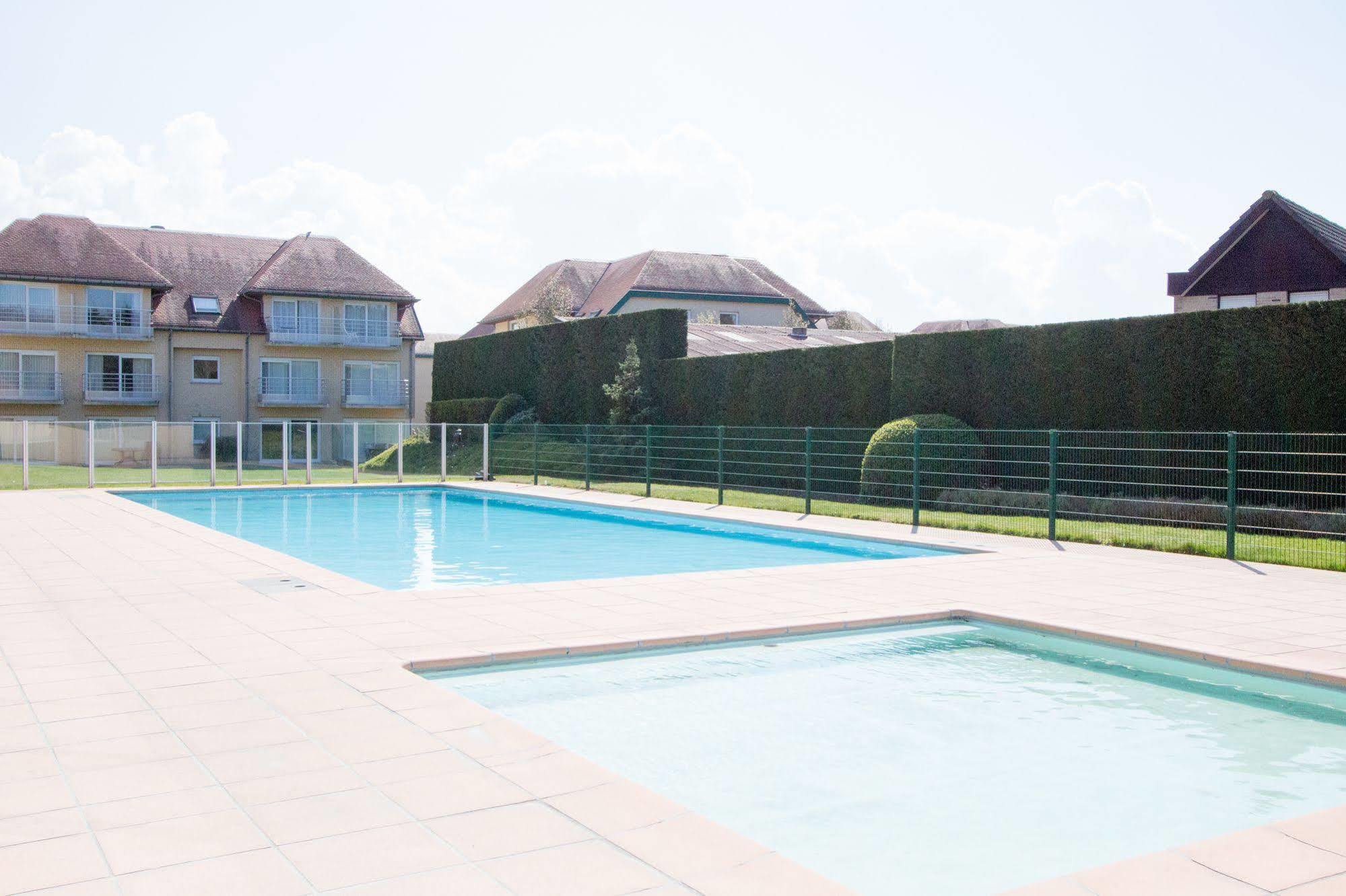 Holiday Suites Де Хаан Екстериор снимка